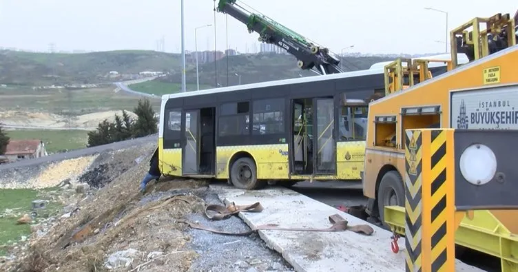 Başakşehir’de İETT otobüsü kaza yaptı: Yol kenarındaki boşluğa düştü