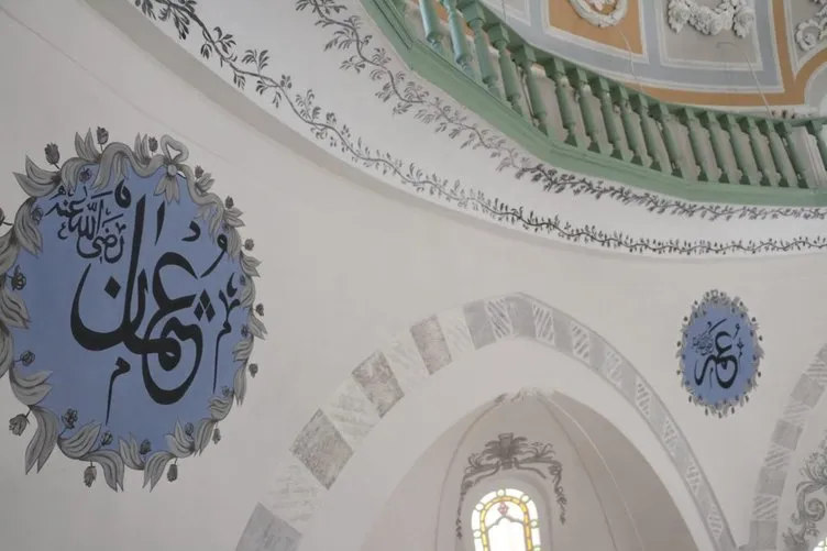 Tarihi Rüstem Paşa Camii’nin hatlarına kadın eli değdi