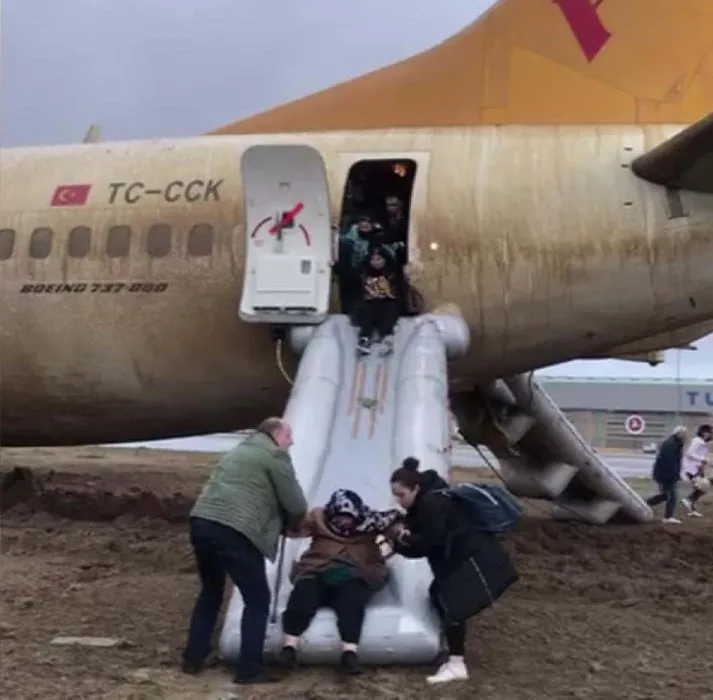 Sabiha Gökçen’de pistten çıkan uçaktan yolcuların tahliyesine ilişkin yeni görüntü