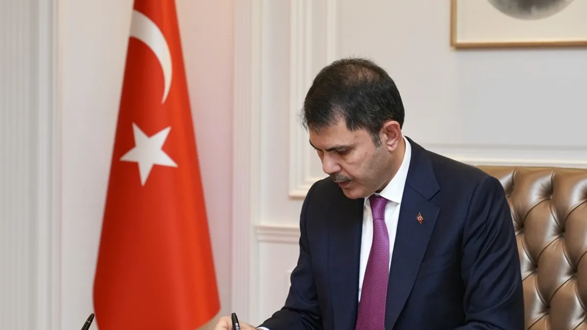 Çevre, Şehircilik ve İklim Değişikliği Bakanı Murat Kurum açıklama yaparken