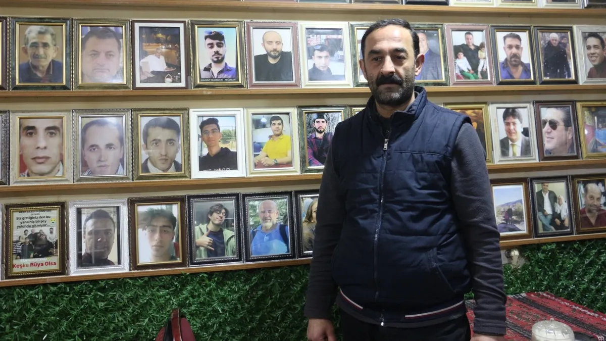 Adıyamanlı deprem şehitlerine büyük vefa! 400 Deprem şehidinin anısı çay ocağının duvarlarında yaşatılıyor Adıyamanlı deprem şehitlerine büyük vefa! 400 Deprem şehidinin anısı çay ocağının duvarlarında yaşatılıyor