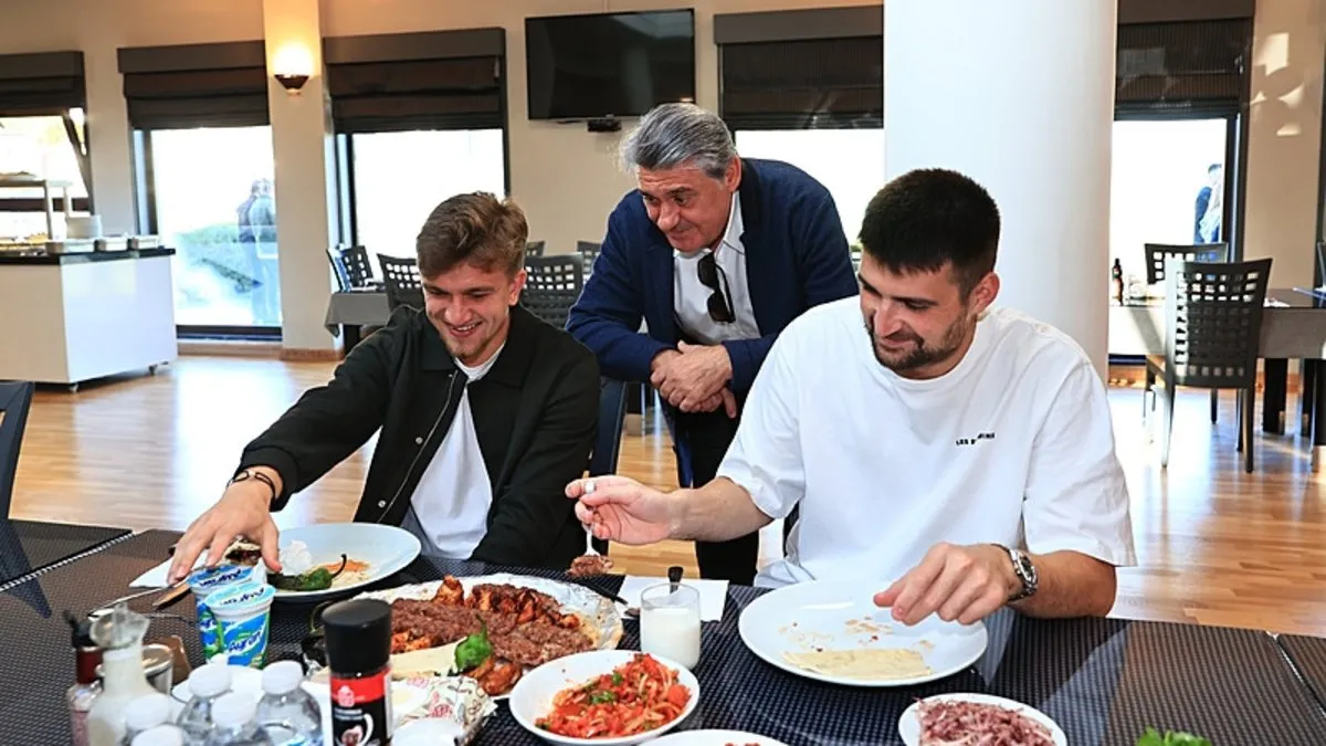 Beşiktaş Başkanı Serdal Adalı, futbolcularla buluştu! Beşiktaş Başkanı Serdal Adalı, futbolcularla buluştu!