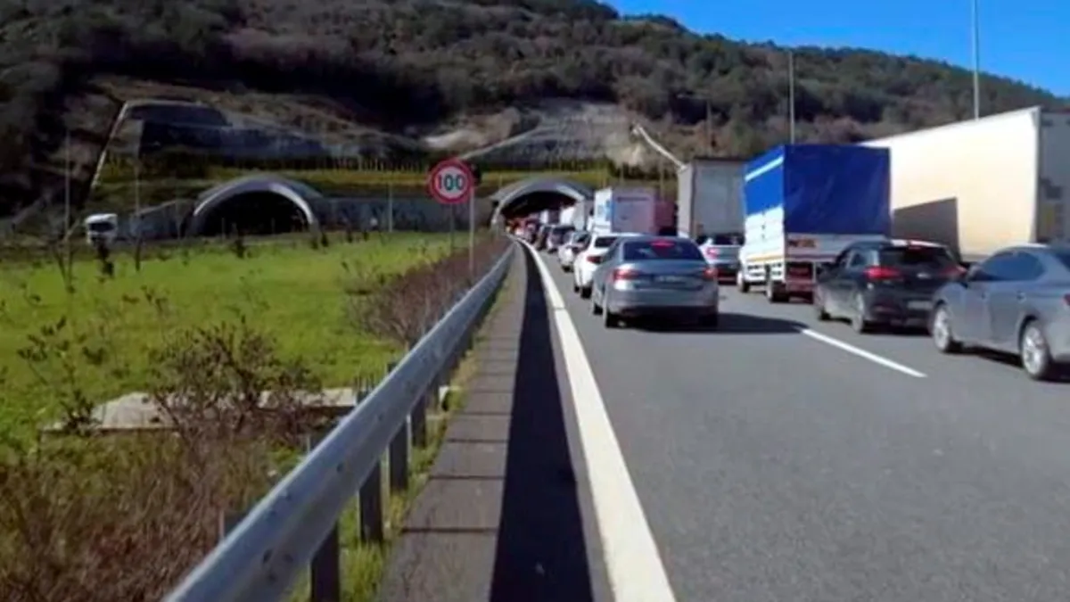 İstanbul Çatalca tünelinde atık madde yüklü tanker devrildi İstanbul Çatalca tünelinde atık madde yüklü tanker devrildi