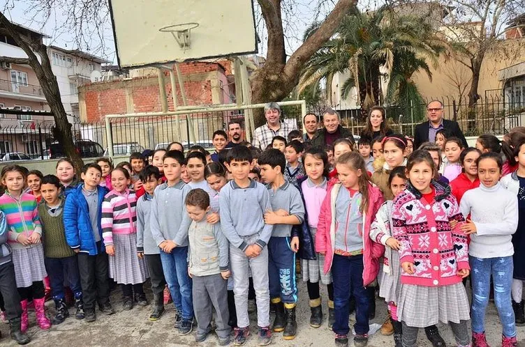Beşiktaş’ın eski kalecisi Fevzi çocukları sevindirdi