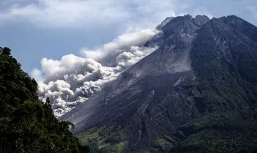 Endonezya’da Merapi yanardağı patladı