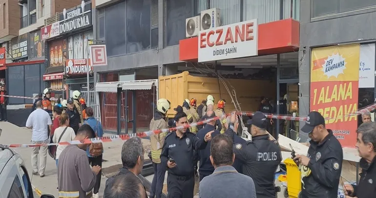Hafriyat kamyonu eczaneye daldı!