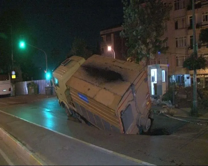 Son dakika: İstanbul’da yol çöktü!