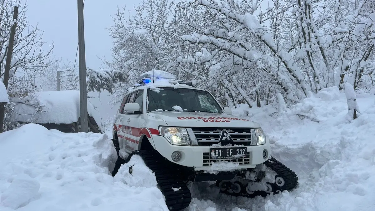 Düzce’de kar nedeniyle yollar kapandı: Köydeki hastaya paletli ambulansla ulaşıldı! Düzce’de kar nedeniyle yollar kapandı: Köydeki hastaya paletli ambulansla ulaşıldı!
