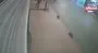 Fatih’te yumruk ve kafa attığı kadının çantasını gasp eden şahıs kamerada | Video