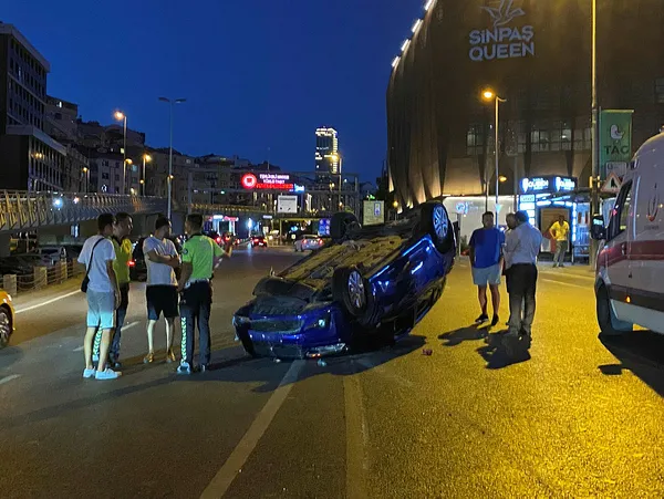 sislide-takla-atan-otomobil-ters-dondu-1690747362649.jpg