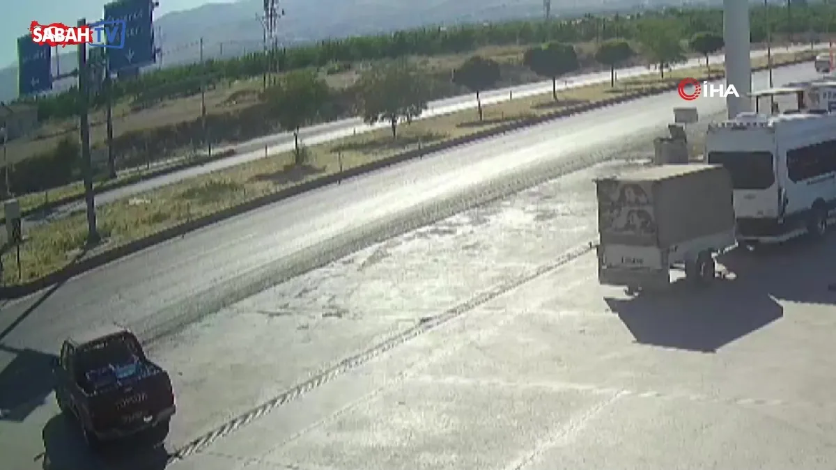 Pikap ile çarpışan otomobil devrildi… Kaza anı kamerada videosunu izle Pikap ile çarpışan otomobil devrildi… Kaza anı kamerada videosunu izle
