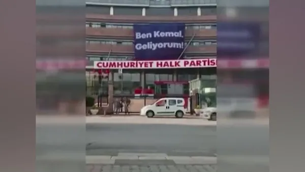 CHP Genel Merkezi, 'Ben Kemal, geliyorum' afişini indirdi