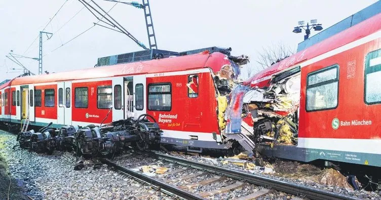 İki tren çarpıştı: 1 ölü, 18 yaralı