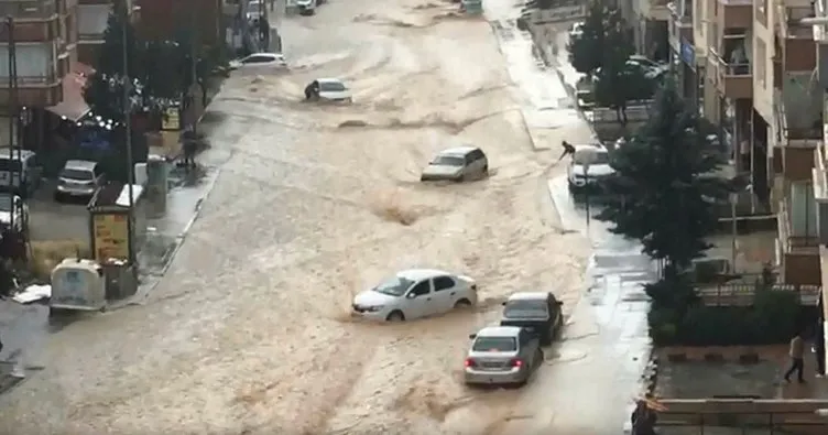 Son dakika | Ankara’da sağanak sele döndü!  Yollar sular altında kaldı, araçlar sürüklendi...