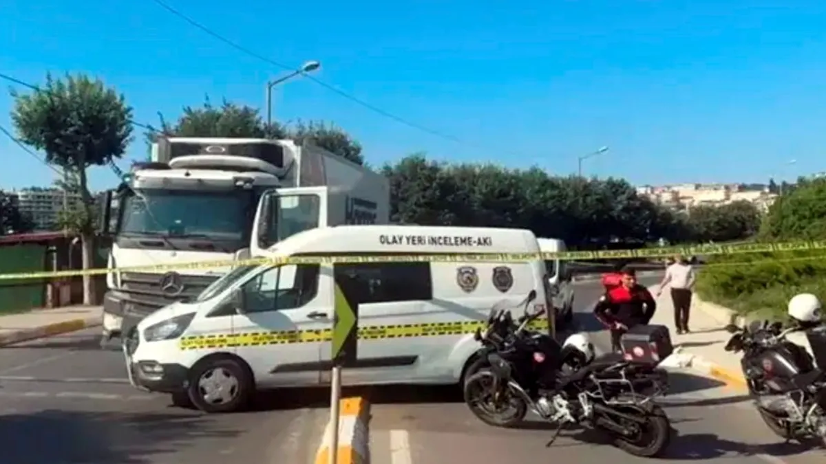 Küçükçekmece'de kamyonun çarptığı kaza yerinden bir görüntü.