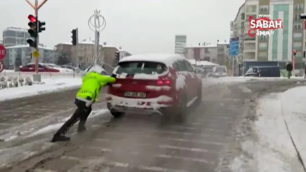 Yolda kalan araç sürücülerin imdadına trafik polisleri yetişti | Video