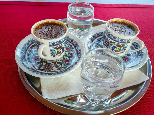 turk-kahvesinin-yaninda-neden-su-servis-edilir-asil-sebebini-ogrenince-cok-sasiracaksiniz-1739866545786.jpg