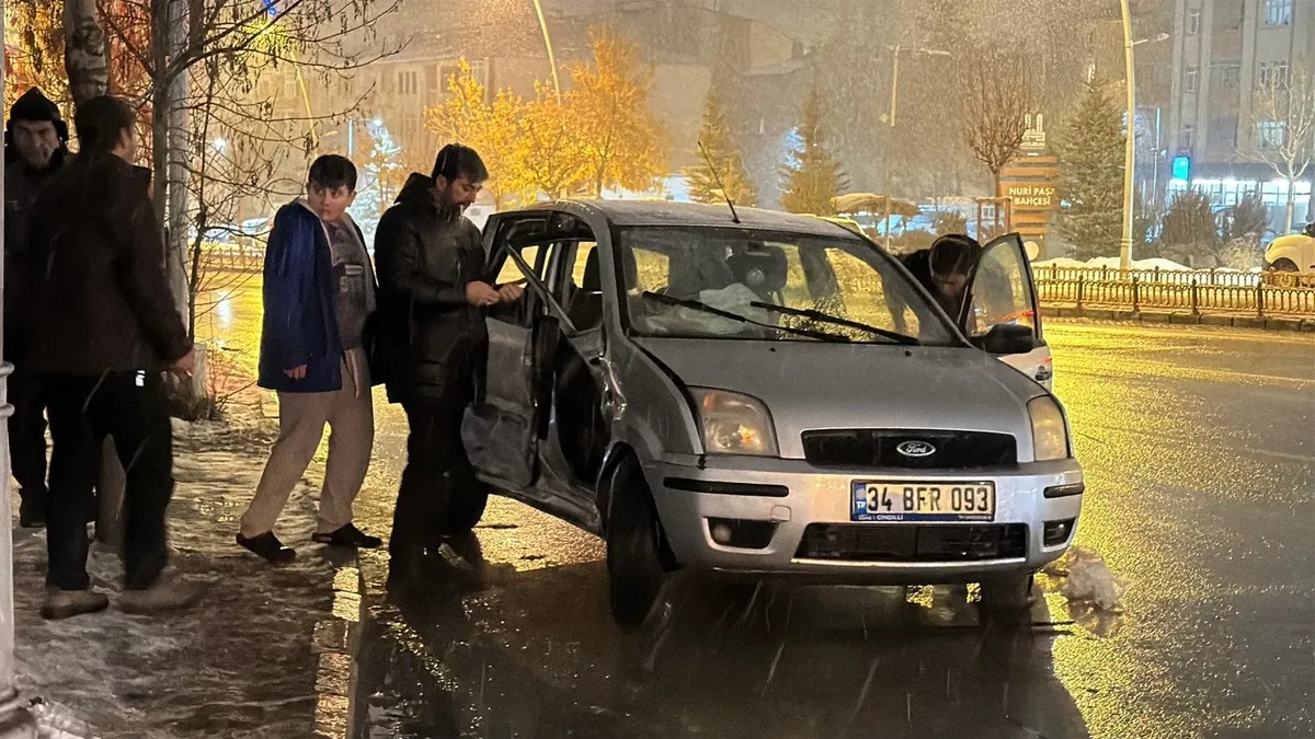 2 otomobil ve 1 kamyonetin karıştığı kazada 9 kişi yaralandı 2 otomobil ve 1 kamyonetin karıştığı kazada 9 kişi yaralandı