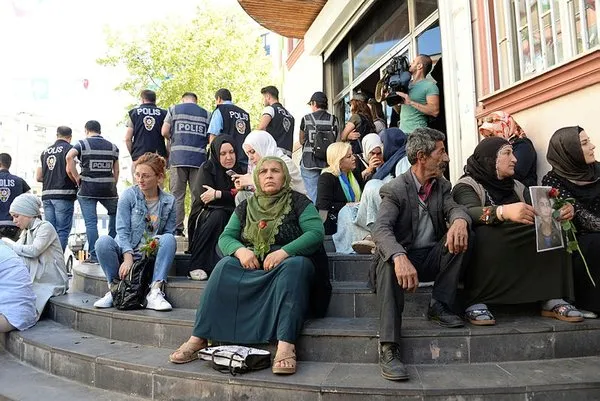 Evlatları için oturma eylemi yapan annelere sanatçılardan destek