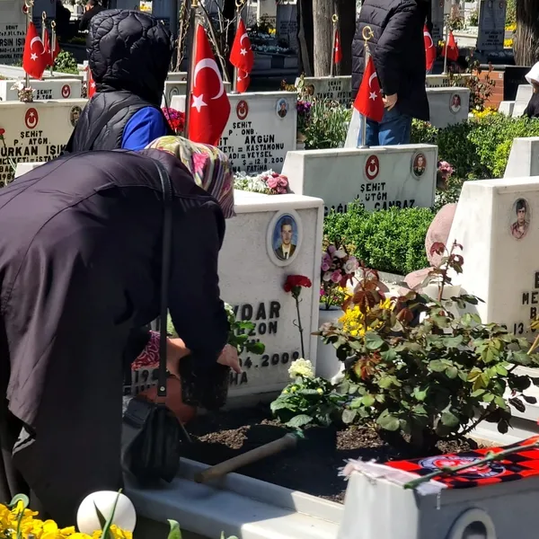 bayram-oncesi-sehitler-unutulmadi-bayram-arifesinde-mezarliklar-ziyaretcilerle-doldu-askerler-sehitlikte-saygi-1743255634040.jpg