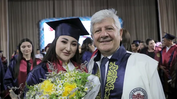 ozbekistanda-sbu-saglik-hizmetleri-meslek-yuksekokulunda-mezuniyet-heyecani-1719058561069.jpg