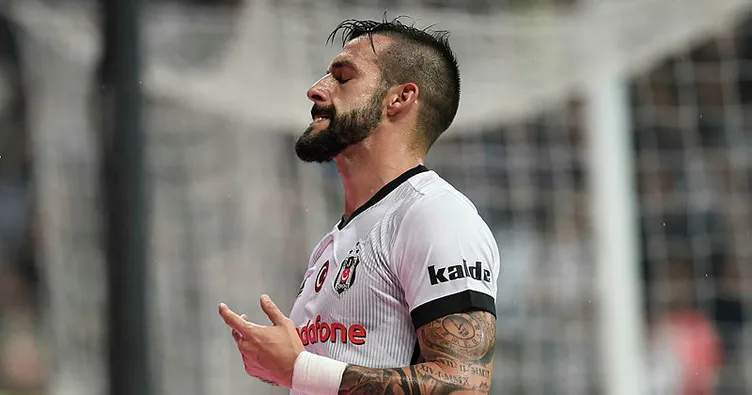Oyundan alınan Negredo çok sinirlendi!