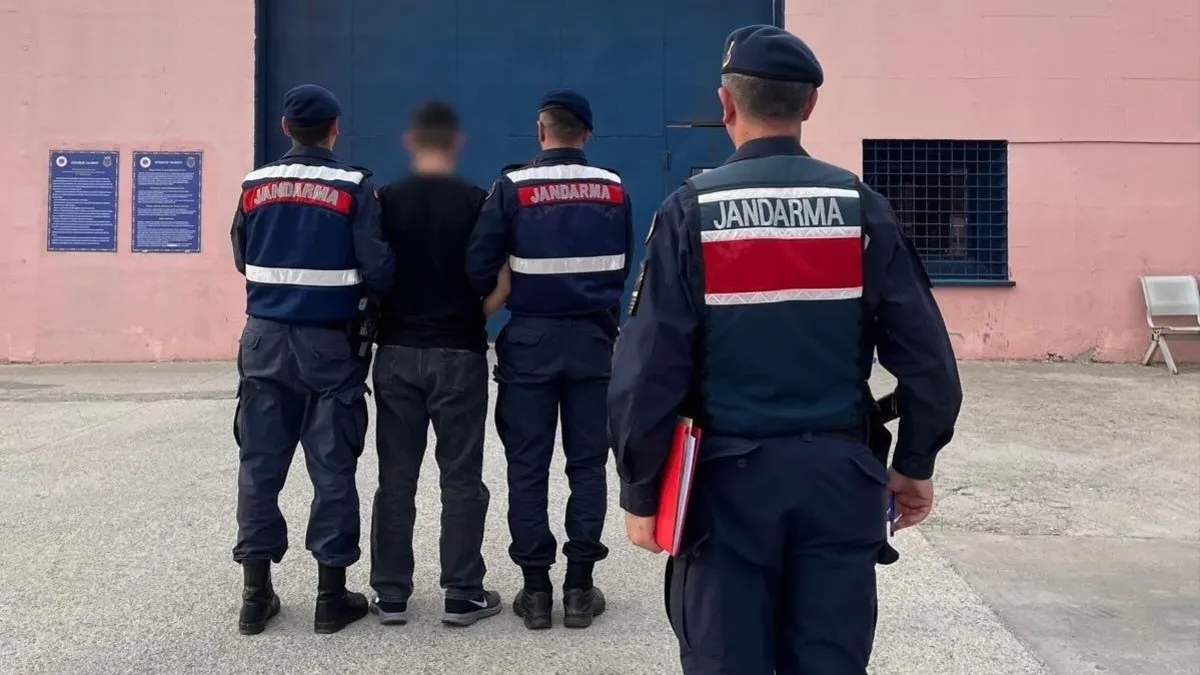 Antalya’da 22 yıl hapis cezası bulunan hükümlü yakalandı Antalya’da 22 yıl hapis cezası bulunan hükümlü yakalandı