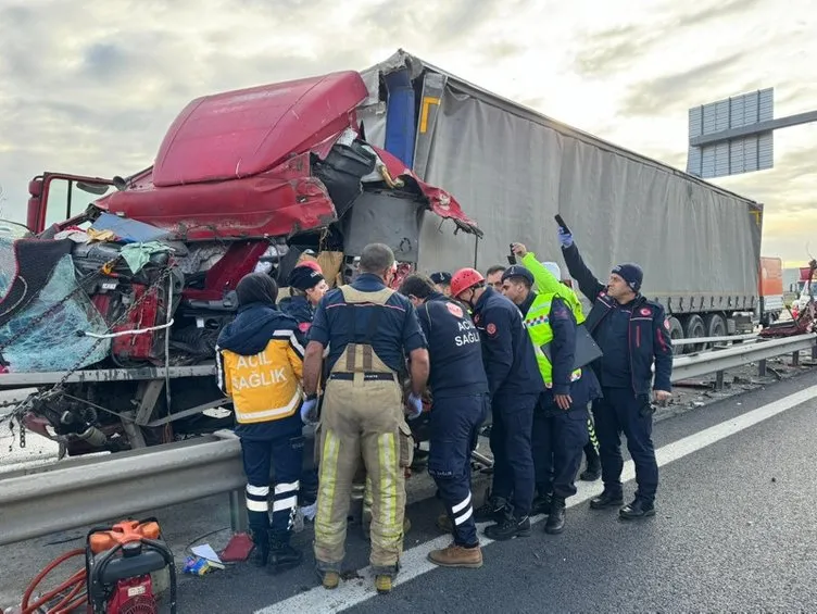 İstanbul Büyükçekmece’de feci kaza! TIR bariyerlere saplandı: Sürücü böyle kurtarıldı…