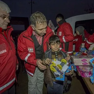Elazığ'daki depremzede çocukların yüzü hediye edilen oyuncaklarla güldü