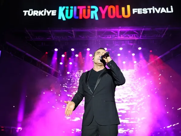 kultur-yolu-festivali-turkiyenin-tum-renklerini-yansitmaya-devam-ediyor-1713514178938.jpg