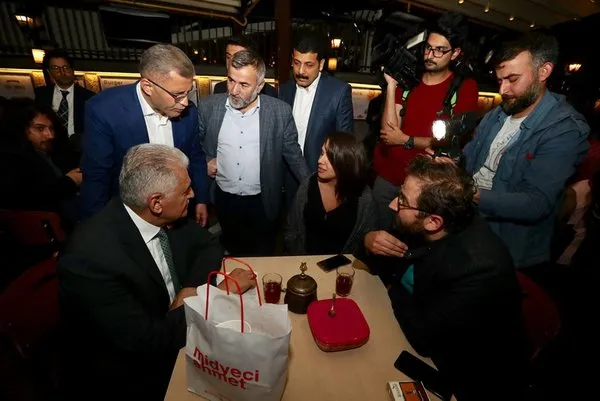 Binali Yıldırım, Çengelköy'de vatandaşlarla buluştu