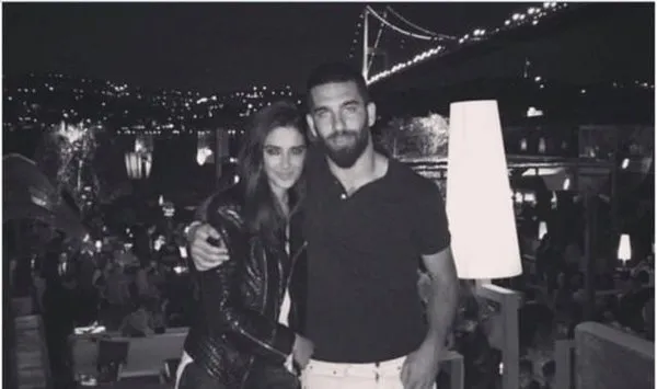 Arda Turan ve sevgilisi düşman çatlatıyor