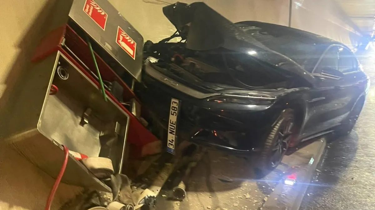 Avrasya Tüneli'nde bir aracın yangın musluk sistemine çarpması sonucu oluşan su birikintisi ve trafik yoğunluğu.