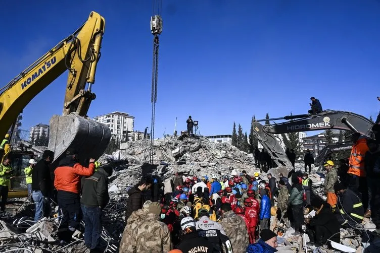 SON DAKİKA: Kahramanmaraş’ta 202. saatte mucize! Deprem enkazından 4 can çıkarıldı!