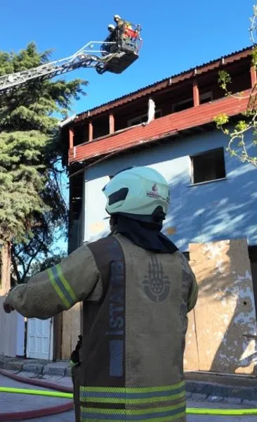 Avcılar’da iki katlı metruk binada yangın!