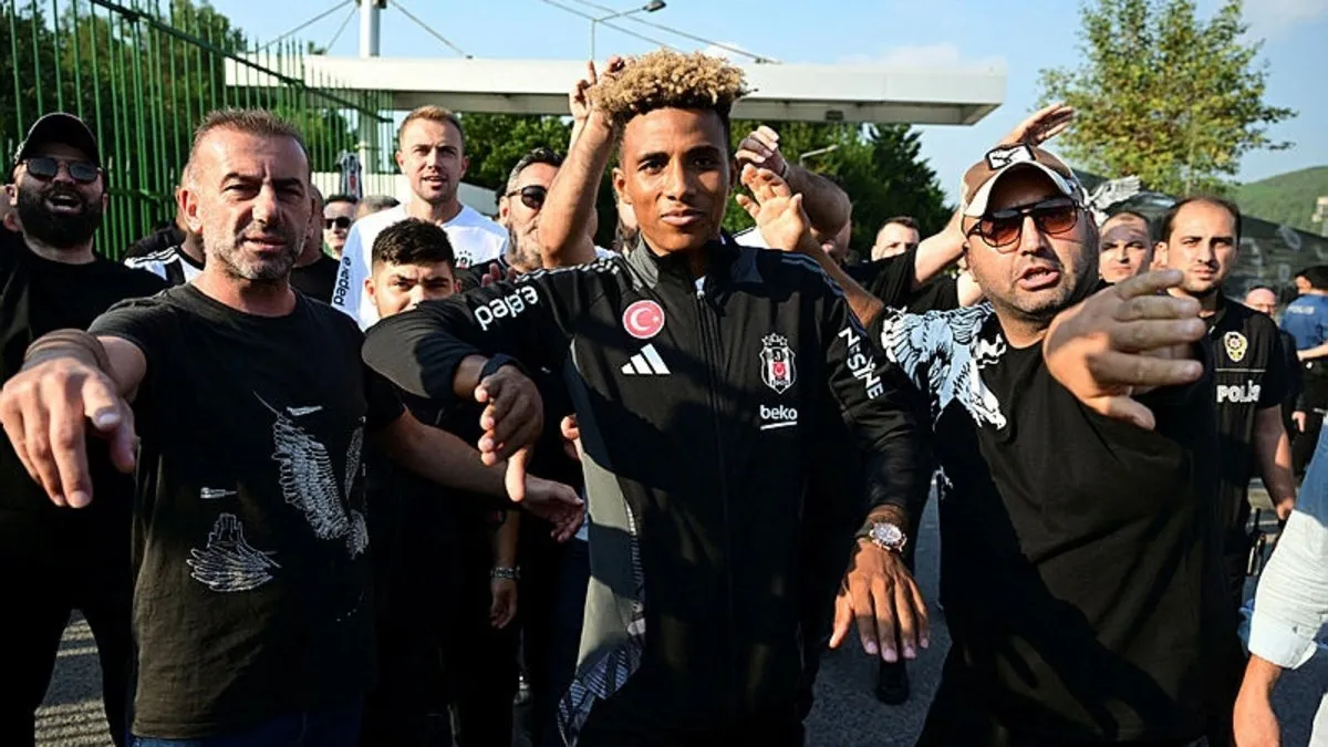 Beşiktaşlı taraftarlar takımlarını Kayseri'ye tezahüratlarla uğurladı