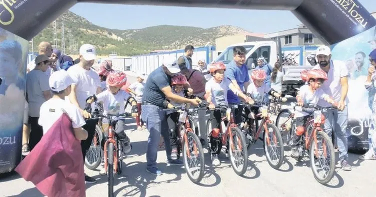 Yıldız Tozu’ndan çocuklara 100 bisiklet: Deprem kardeşliği