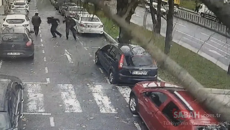 İstanbul’da şiddetli fırtına kendini gösterdi! Okmeydanı Darülaceze Otoparkı’nda çınar ağacı 4 aracın üzerine devrildi