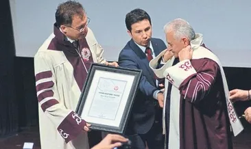 Binali Yıldırım cübbeyi giydi