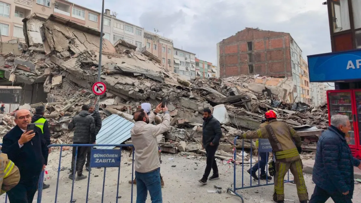 SON DAKİKA… İstanbul Güngören’de bina çöktü: Ekipler olay yerine sevk edildi! SON DAKİKA… İstanbul Güngören’de bina çöktü: Ekipler olay yerine sevk edildi!