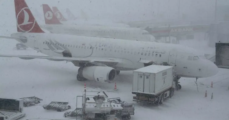 İstanbul Havalimanlarında kar alarmı: 273 uçuş iptal edildi