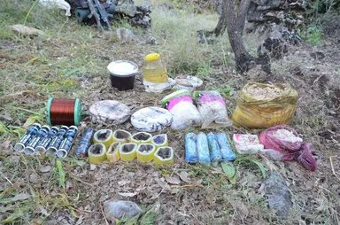 Batman’ın sason ilçesinde vatandaşların ihbarı üzerine harekete geçen jandarma, terör örgütü pkk’ya ait patlayıcı deposu bularak, imha etti