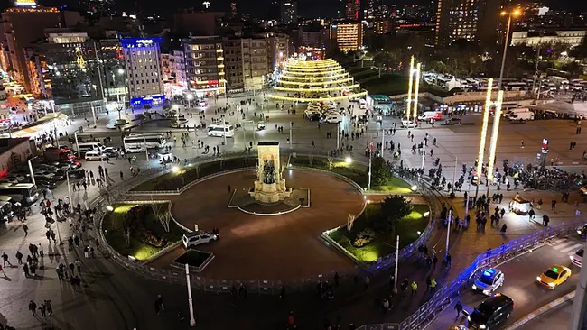 turkiye-2026-yilina-coskuyla-giriyor-meydanlar-adeta-dolup-tasti-1767210280926.jpeg (800×450)