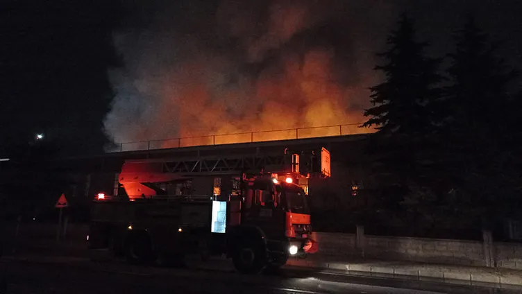 Kayseri’de boru fabrikasında yangın: Çalışmalar devam ediyor!