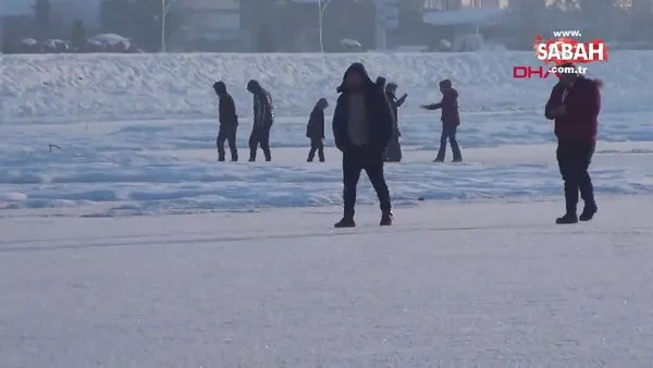 Konya'da donan gölün üzerinde yürüdüler | Video