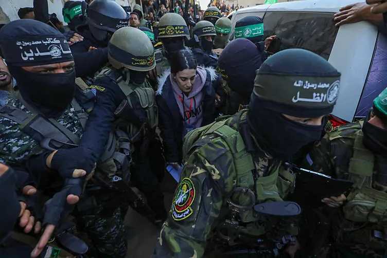 Gazze’de rehine takasında üçüncü tur! İsrail gecikmeli olarak Filistinlileri serbest bıraktı