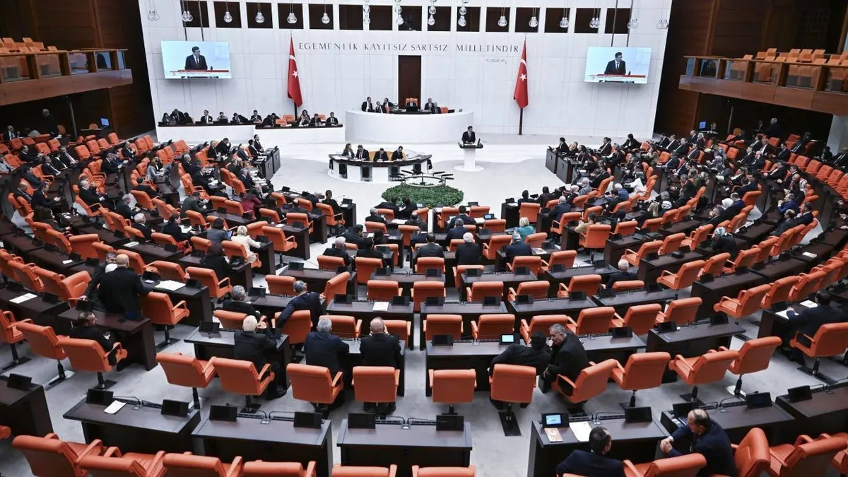 AK Parti'nin TBMM'ye sunduğu 12. yargı paketini temsil eden bir görsel.