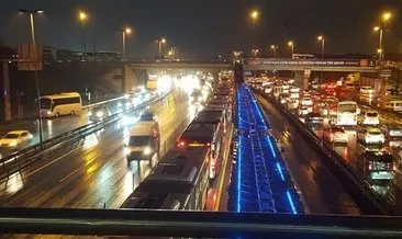 İstanbul’un ulaşım çilesi bitmiyor! Araç arızalandı, vatandaşlar yollara taştı!