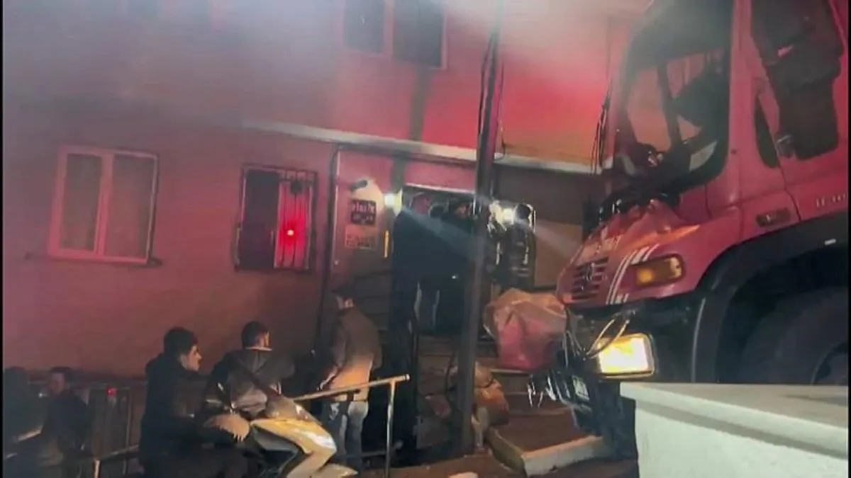 Şişli’de 8 katlı binada çıkan yangın söndürüldü Şişli’de 8 katlı binada çıkan yangın söndürüldü