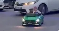 Akülü araç ile yola çıkan küçük çocuğa araç çarptı; faciadan dönüldü